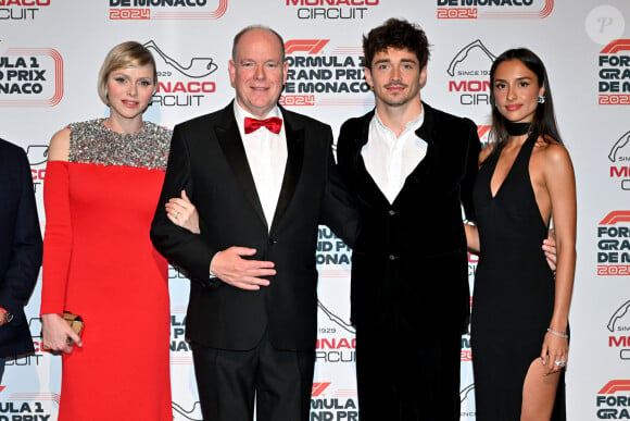 C'est le monégasque Charles Leclerc qui a remporté la course à domicile pour la plus grande fierté du Rocher
La princesse Charlène, le prince Albert II de Monaco, Charles Leclerc et Alexandra Saint Mleux durant la soirée de gala du 81ème Grand Prix de Formule 1 de Monaco, salle des Etoiles du Sporting de Monaco, le 26 mai 2024. Cette soirée met à l'honneur le vainqueur du Grand Prix, le monégasque Charles Leclerc. © Bruno Bebert/Bestimage 