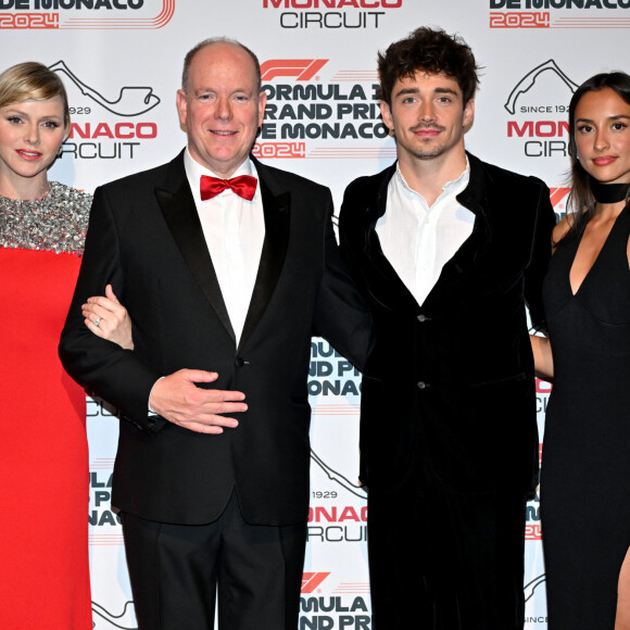 C'est le monégasque Charles Leclerc qui a remporté la course à domicile pour la plus grande fierté du Rocher
La princesse Charlène, le prince Albert II de Monaco, Charles Leclerc et Alexandra Saint Mleux durant la soirée de gala du 81ème Grand Prix de Formule 1 de Monaco, salle des Etoiles du Sporting de Monaco, le 26 mai 2024. Cette soirée met à l'honneur le vainqueur du Grand Prix, le monégasque Charles Leclerc. © Bruno Bebert/Bestimage 