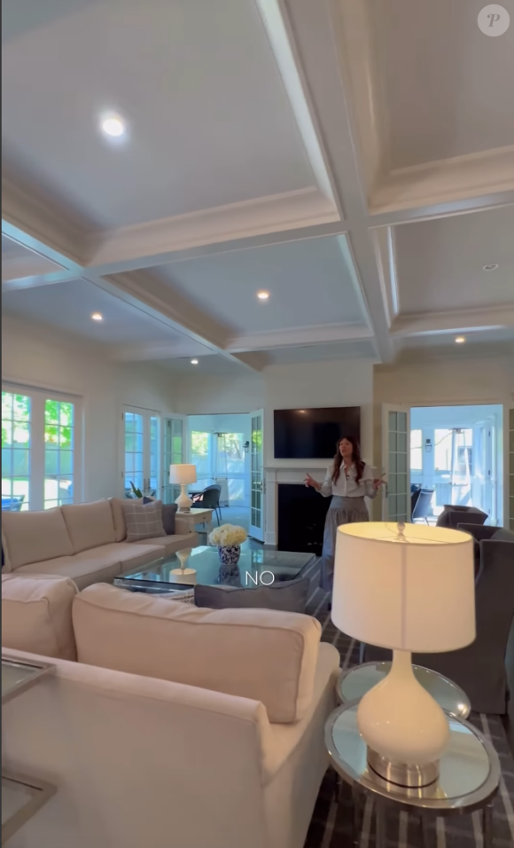Celle-ci a entièrement été rénovée et son intérieur est très chic.
Photo de la maison du film "Maman j'ai raté l'avion", entièrement rénovée et actuellement en vente.