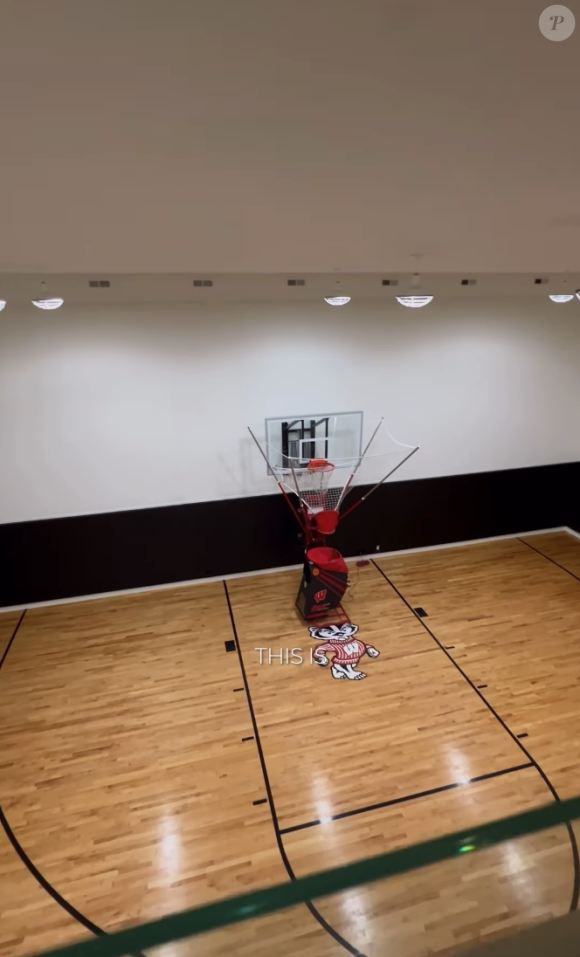 Rien à voir donc avec l'intérieur de la maison du film puisque, par exemple, a été installé un terrain de basket.
Photo de la maison du film "Maman j'ai raté l'avion", entièrement rénovée et actuellement en vente.