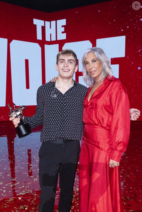 C'est l'affaire de la finale de "The Voice" qui a fait parler ! 
Alphonse, grand gagnant de "The Voice 2024", avec sa coach Zazie.