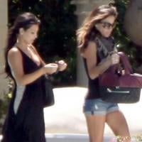 La sexy Jennifer Lopez, très lookée, retrouve sa copine Kim Kardashian pour préparer... une surprise à Eva Longoria !