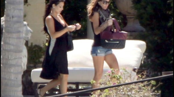 La sexy Jennifer Lopez, très lookée, retrouve sa copine Kim Kardashian pour préparer... une surprise à Eva Longoria !