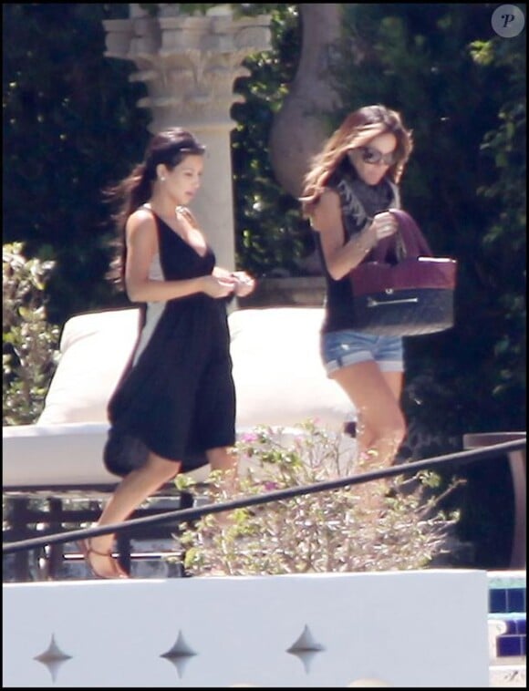 Kim Kardashian et Jennifer Lopez se retrouvent dans la villa qu'elles ont louée afin d'y organiser l'anniversaire de leur super copine Eva Longoria le 16 mars 2010 à Miami
