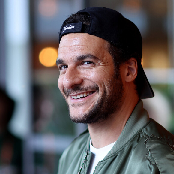 Amir faisait aussi partie des invités ! 
Amir Haddad - Les célébrités au village lors des Internationaux de France de tennis de Roland Garros 2024 à Paris. Le 28 mai 2024. © Jacovides-Moreau / Bestimage 