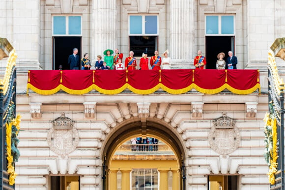 De plus, d'autres invités que les membres de la famille royale en activité pourront assister à la parade depuis le balcon du palais royal.
La famille royale d'Angleterre lors du défilé "Trooping the Colour" à Londres. Le 17 juin 2023