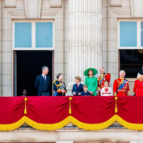 De plus, d'autres invités que les membres de la famille royale en activité pourront assister à la parade depuis le balcon du palais royal.
La famille royale d'Angleterre lors du défilé "Trooping the Colour" à Londres. Le 17 juin 2023