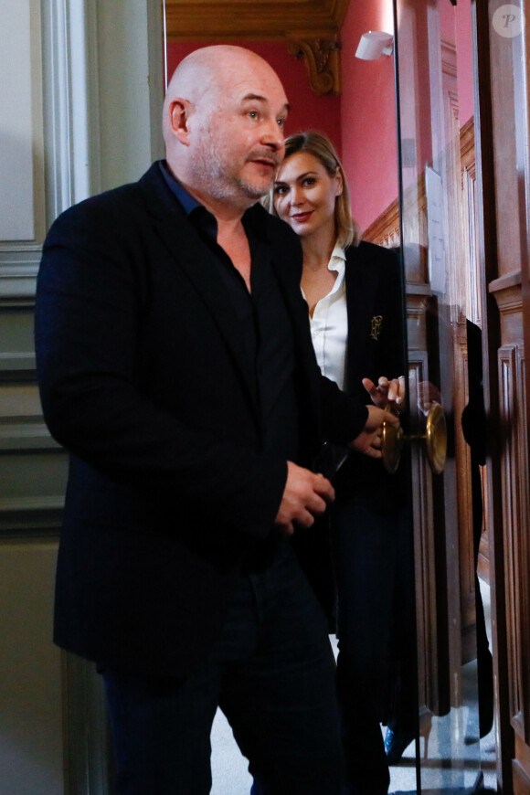 Sébastien Cauet et sa compagne Nathalie Dartois - Suspendu de l'antenne après une enquête pour viol, Sébastien Cauet réclame en justice son retour sur NRJ au tribunal de commerce de Paris, France, le 18 mars 2024. © Christiophe Clovis/Bestimage