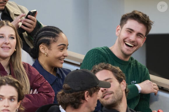 Candice, Julien (candidats Star Academy 2024) - Célébrités dans les tribunes des Internationaux de France de tennis de Roland Garros 2024 à Paris le 27 mai 2024. © Moreau-Jacovides/Bestimage 