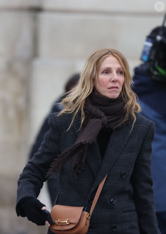 Sandrine Kiberlain - Hommage national à Robert Badinter devant le ministère de la Justice sur la place Vendôme à Paris le 14 février 2024. L'ancien garde des Sceaux, artisan de l'abolition de la peine de mort, est décédé vendredi dernier à l'âge de 95 ans. © Dominique Jacovides/Bestimage 