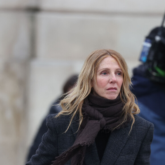 Sandrine Kiberlain - Hommage national à Robert Badinter devant le ministère de la Justice sur la place Vendôme à Paris le 14 février 2024. L'ancien garde des Sceaux, artisan de l'abolition de la peine de mort, est décédé vendredi dernier à l'âge de 95 ans. © Dominique Jacovides/Bestimage 