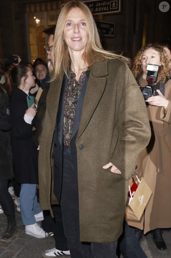 Sandrine Kiberlain au défilé Isabel Marant prêt-à-porter automne-hiver 2023/2024 lors de la fashion week à Paris (PFW) le 2 mars 2023. © Christophe Aubert via Bestimage 