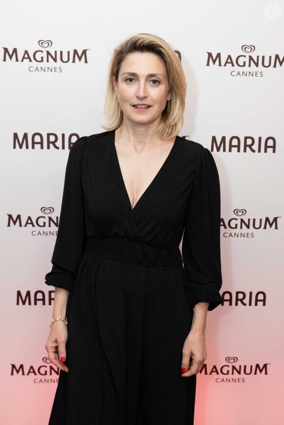 Face aux journalistes de Marie Claire, Julie Gayet est revenue sur la deuxième vague du mouvement MeToo qui a fait trembler le dernier Festival de Cannes
Julie Gayet - Soirée " Maria " sur la plage Magnum lors du 77ème Festival International du Film de Cannes, France