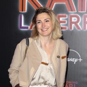 "J'étais dyslexique, gauchère, je faisais tout à l'envers, c'était peut-être une autre façon de m'exprimer en faisant ce métier."
Julie Gayet - Avant-première du film "Becoming Karl Lagerfeld" au cinéma Le Grand Rex à Paris le 28 mai 2024. © Coadic Guirec/Bestimage 