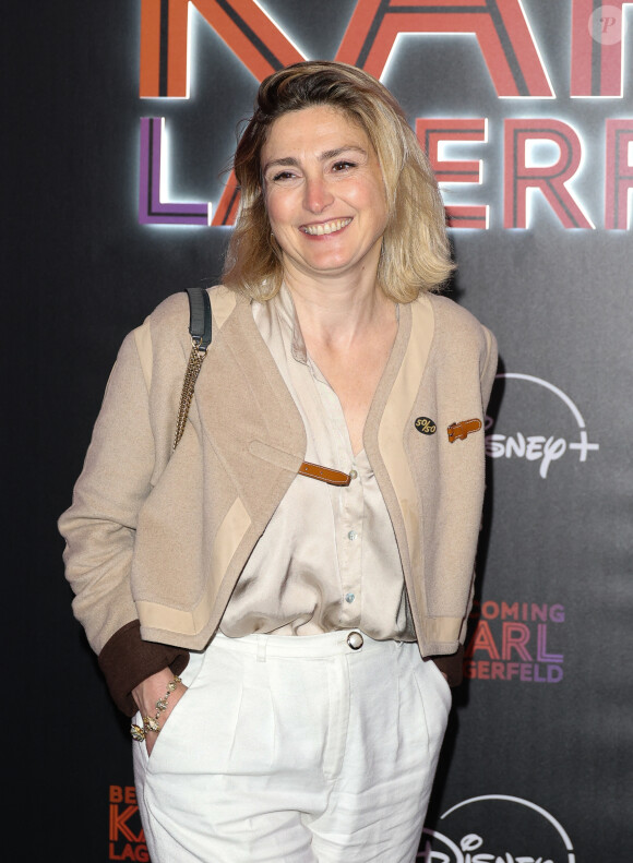 "J'étais dyslexique, gauchère, je faisais tout à l'envers, c'était peut-être une autre façon de m'exprimer en faisant ce métier."
Julie Gayet - Avant-première du film "Becoming Karl Lagerfeld" au cinéma Le Grand Rex à Paris le 28 mai 2024. © Coadic Guirec/Bestimage 