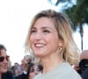 "Chose que l'on sait peu : je suis dyslexique."
Julie Gayet - Montée des marches du film " Kinds of Kindness " lors du 77ème Festival International du Film de Cannes, au Palais des Festivals à Cannes. Le 17 mai 2024 © Jacovides-Moreau / Bestimage 