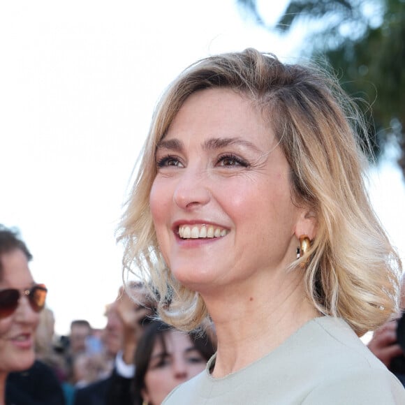 "Chose que l'on sait peu : je suis dyslexique."
Julie Gayet - Montée des marches du film " Kinds of Kindness " lors du 77ème Festival International du Film de Cannes, au Palais des Festivals à Cannes. Le 17 mai 2024 © Jacovides-Moreau / Bestimage 