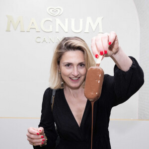  "À une certaine époque, je disais [pour se présenter, NDLR] maladroite, dyslexique et gauchère".
Julie Gayet - Soirée " Maria " sur la plage Magnum lors du 77ème Festival International du Film de Cannes, France, le 21 mai 2024. © Jeremy Melloul / Magnum Cannes via Bestimage 