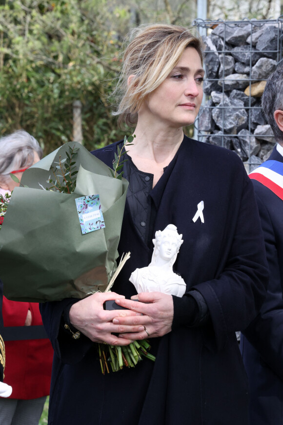 Julie Gayet lors du dévoilement du portrait de d'Olympe de Gouges au Square des Grands Principes Républicains à Arès, France, le 30 mars 2024. L'actrice, incarne Olympe de Gouges dans un biopic qu'elle co-réalise, Olympe, une femme dans la révolution qui sera prochainement diffusé sur France 2. © Jean-Marc Lhomer/Bestimage 