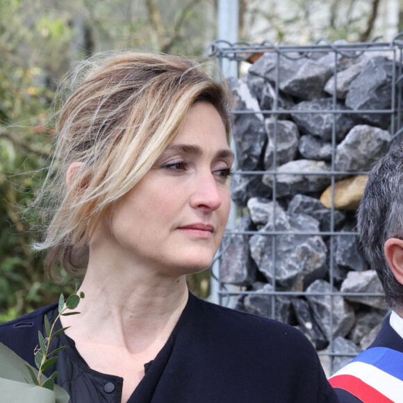 Julie Gayet lors du dévoilement du portrait de d'Olympe de Gouges au Square des Grands Principes Républicains à Arès, France, le 30 mars 2024. L'actrice, incarne Olympe de Gouges dans un biopic qu'elle co-réalise, Olympe, une femme dans la révolution qui sera prochainement diffusé sur France 2. © Jean-Marc Lhomer/Bestimage 