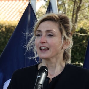 Julie Gayet lors du dévoilement du portrait de d'Olympe de Gouges au Square des Grands Principes Républicains à Arès, France, le 30 mars 2024.