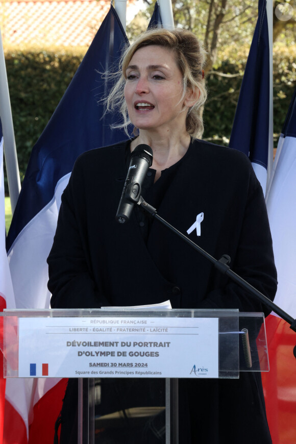 Julie Gayet lors du dévoilement du portrait de d'Olympe de Gouges au Square des Grands Principes Républicains à Arès, France, le 30 mars 2024.