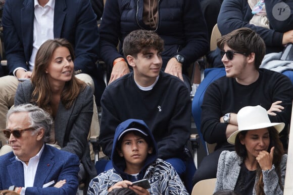 Le chanteur était à Roland-Garros ce dimanche 2 juin

Clémence Cherier, Léon et Oscar Bruel dans les tribunes des Internationaux de France de tennis de Roland Garros 2024 à Paris, France, le 2 juin 2024. © Jacovides-Moreau/Bestimage