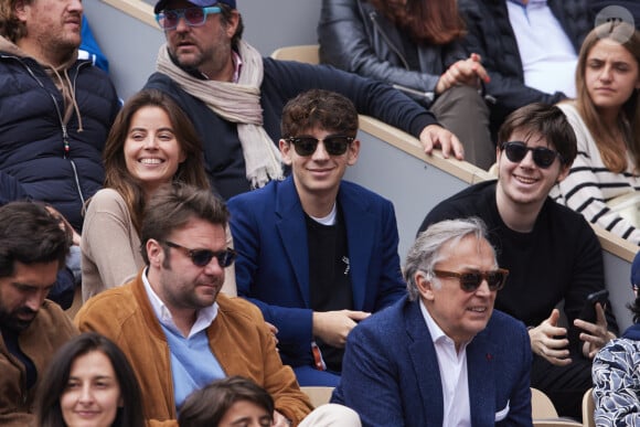 Une belle journée pour l'artiste, dont les fils sont installés avec leur mère aux États-Unis

Clémence Cherier, Léon et Oscar Bruel dans les tribunes des Internationaux de France de tennis de Roland Garros 2024 à Paris, France, le 2 juin 2024. © Jacovides-Moreau/Bestimage