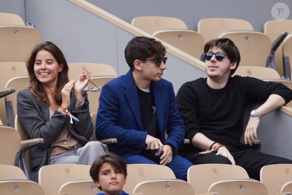 Clémence Cherier, Léon et Oscar Bruel dans les tribunes des Internationaux de France de tennis de Roland Garros 2024 à Paris, France, le 2 juin 2024. © Jacovides-Moreau/Bestimage