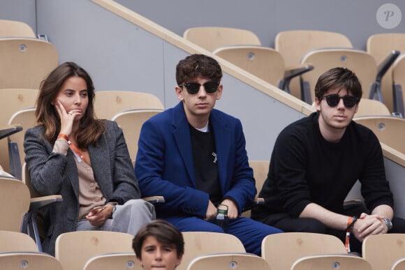 Patrick Bruel est également venu avec sa discrète compagne, Clémence

Clémence Cherier, Léon et Oscar Bruel dans les tribunes des Internationaux de France de tennis de Roland Garros 2024 à Paris, France, le 2 juin 2024. © Jacovides-Moreau/Bestimage