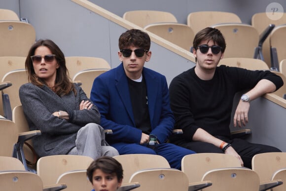 Pour l'occasion, Patrick Bruel est venu avec ses deux fils, Léon et Oscar 

Clémence Cherier, Léon et Oscar Bruel dans les tribunes des Internationaux de France de tennis de Roland Garros 2024 à Paris, France, le 2 juin 2024. © Jacovides-Moreau/Bestimage