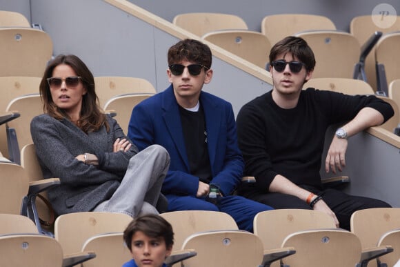 Clémence Cherier, Léon et Oscar Bruel dans les tribunes des Internationaux de France de tennis de Roland Garros 2024 à Paris, France, le 2 juin 2024. © Jacovides-Moreau/Bestimage