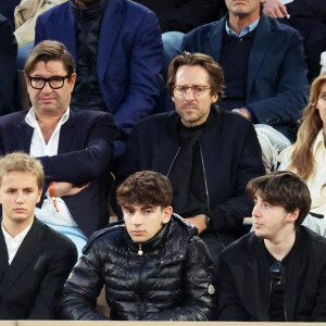 Léon et Oscar ont bien grandi et ressemblent beaucoup à leur père, ainsi qu'à leur mère, Amanda Sthers 

Ophélie Meunier et son mari Mathieu Vergne, Patrick Bruel et ses fils Léon et Oscar, Clémence Cherier dans les tribunes des Internationaux de France de tennis de Roland Garros 2024 à Paris, France, le 2 juin 2024. © Jacovides-Moreau/Bestimage