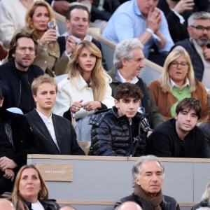 Ophélie Meunier et son mari Mathieu Vergne, Patrick Bruel et ses fils Léon et Oscar, Clémence Cherier dans les tribunes des Internationaux de France de tennis de Roland Garros 2024 à Paris, France, le 2 juin 2024. © Jacovides-Moreau/Bestimage