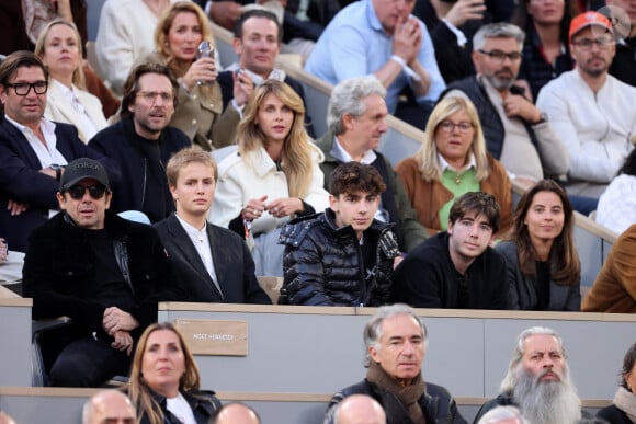 Ophélie Meunier et son mari Mathieu Vergne, Patrick Bruel et ses fils Léon et Oscar, Clémence Cherier dans les tribunes des Internationaux de France de tennis de Roland Garros 2024 à Paris, France, le 2 juin 2024. © Jacovides-Moreau/Bestimage