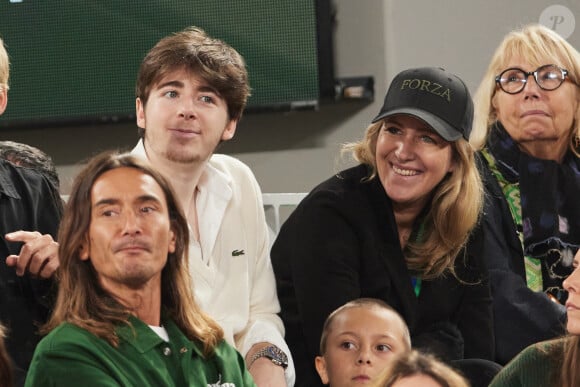 Amanda Sthers et son fils Oscar Bruel dans les tribunes (night session) des Internationaux de France de tennis de Roland Garros 2024 à Paris, France, le 31 mai 2024. © Jacovides-Moreau/Bestimage  Celebs in the stands (night session) of the French Open tennis tournament at Roland Garros 2024 in Paris, France, on May 31, 2024.