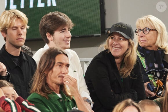 Amanda Sthers et son fils Oscar Bruel dans les tribunes (night session) des Internationaux de France de tennis de Roland Garros 2024 à Paris, France, le 31 mai 2024. © Jacovides-Moreau/Bestimage  Celebs in the stands (night session) of the French Open tennis tournament at Roland Garros 2024 in Paris, France, on May 31, 2024.