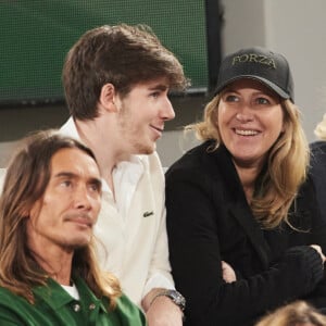 Amanda Sthers et son fils Oscar Bruel dans les tribunes (night session) des Internationaux de France de tennis de Roland Garros 2024 à Paris, France, le 31 mai 2024. © Jacovides-Moreau/Bestimage  Celebs in the stands (night session) of the French Open tennis tournament at Roland Garros 2024 in Paris, France, on May 31, 2024.