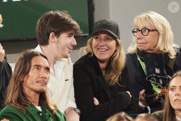 Amanda Sthers et son fils Oscar Bruel dans les tribunes (night session) des Internationaux de France de tennis de Roland Garros 2024 à Paris, France, le 31 mai 2024. © Jacovides-Moreau/Bestimage  Celebs in the stands (night session) of the French Open tennis tournament at Roland Garros 2024 in Paris, France, on May 31, 2024.