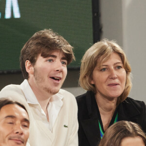 Amanda Sthers et son fils Oscar Bruel dans les tribunes (night session) des Internationaux de France de tennis de Roland Garros 2024 à Paris, France, le 31 mai 2024. © Jacovides-Moreau/Bestimage  Celebs in the stands (night session) of the French Open tennis tournament at Roland Garros 2024 in Paris, France, on May 31, 2024.