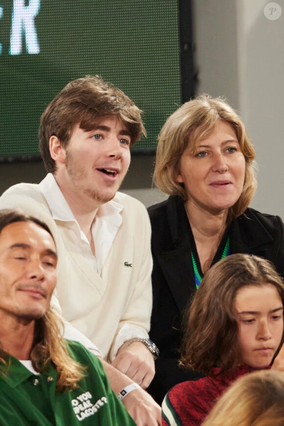 Amanda Sthers et son fils Oscar Bruel dans les tribunes (night session) des Internationaux de France de tennis de Roland Garros 2024 à Paris, France, le 31 mai 2024. © Jacovides-Moreau/Bestimage  Celebs in the stands (night session) of the French Open tennis tournament at Roland Garros 2024 in Paris, France, on May 31, 2024.