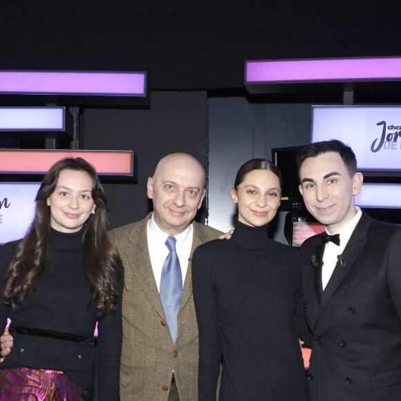 Jordan de Luxe avec Xavier de Fontenay et ses filles Adele et Agathe ( petites filles de Genevieve de Fontenay ) lors de l'enregistrement de l'émission "Chez Jordan de Luxe" à Paris le 5 janvier 2024. © Cédric Perrin/Bestimage