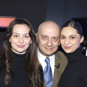 Lui et ses filles n'ont pas prononcé de discours durant la cérémonie.
Xavier de Fontenay et ses filles Adele et Agathe ( petites filles de Genevieve de Fontenay ) lors de l'enregistrement de l'émission "Chez Jordan de Luxe" à Paris le 5 janvier 2024. © Cédric Perrin/Bestimage