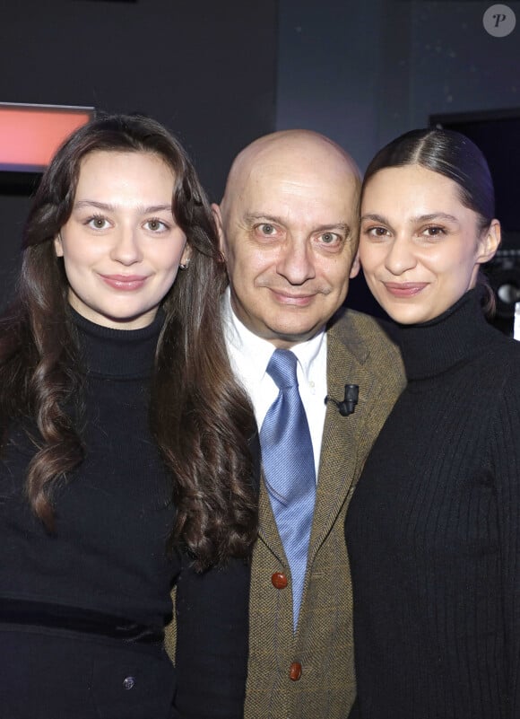 Lui et ses filles n'ont pas prononcé de discours durant la cérémonie.
Xavier de Fontenay et ses filles Adele et Agathe ( petites filles de Genevieve de Fontenay ) lors de l'enregistrement de l'émission "Chez Jordan de Luxe" à Paris le 5 janvier 2024. © Cédric Perrin/Bestimage