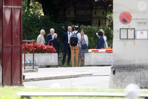 C'est Etienne, le frère cadet de Geneviève, qui a eu quelques mots.
Exclusif - La famille et les proches - Obsèques de Geneviève de Fontenay au cimetière parisien d'Ivry-sur-Seine. Le 8 août 2023