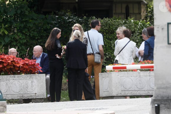 Lors de cet émouvant hommage, Myriam, la soeur cadette de Geneviève de Fontenay et son fils Xavier se sont réconciliés.
Exclusif - Agathe de Fontenay (petite-fille de la défunte), la famille et les proches - Obsèques de Geneviève de Fontenay au cimetière parisien d'Ivry-sur-Seine. Le 8 août 2023