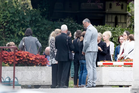 Exclusif - Agathe et Adèle de Fontenay (petites-filles de la défunte), la famille et les proches - Obsèques de Geneviève de Fontenay au cimetière parisien d'Ivry-sur-Seine. Le 8 août 2023