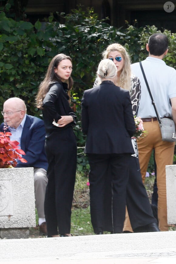 Exclusif - Agathe de Fontenay (petite-fille de la défunte), la famille et les proches - Obsèques de Geneviève de Fontenay au cimetière parisien d'Ivry-sur-Seine. Le 8 août 2023