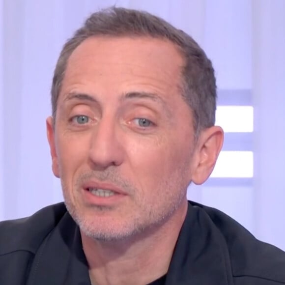 Gad Elmaleh face à Mouloud Achour sur le plateau de "Clique".