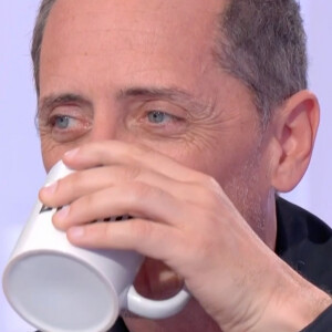 Gad Elmaleh face à Mouloud Achour sur le plateau de "Clique".